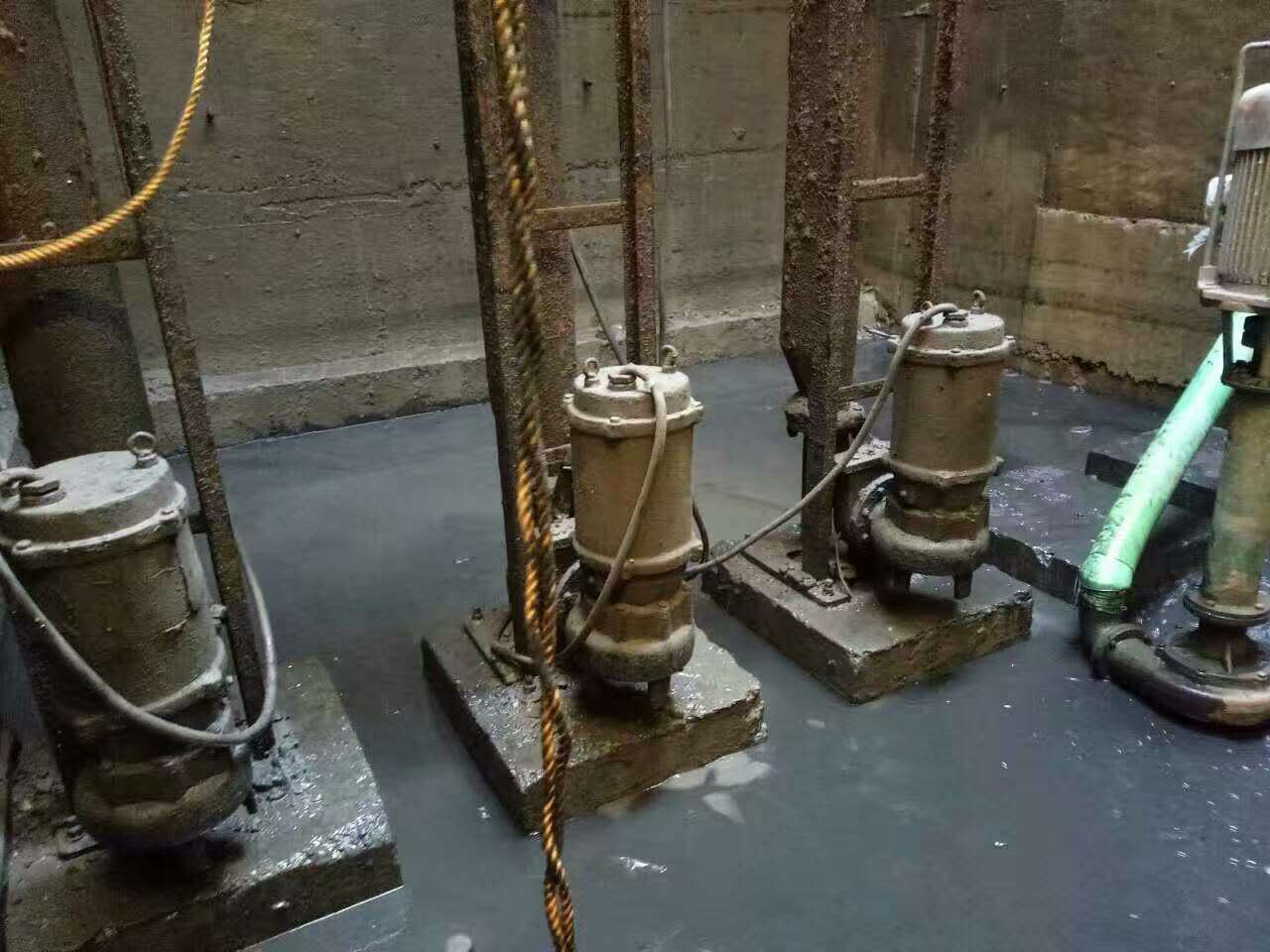 蒲县污水池清理