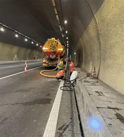 蒲县隧道排水渠清淤